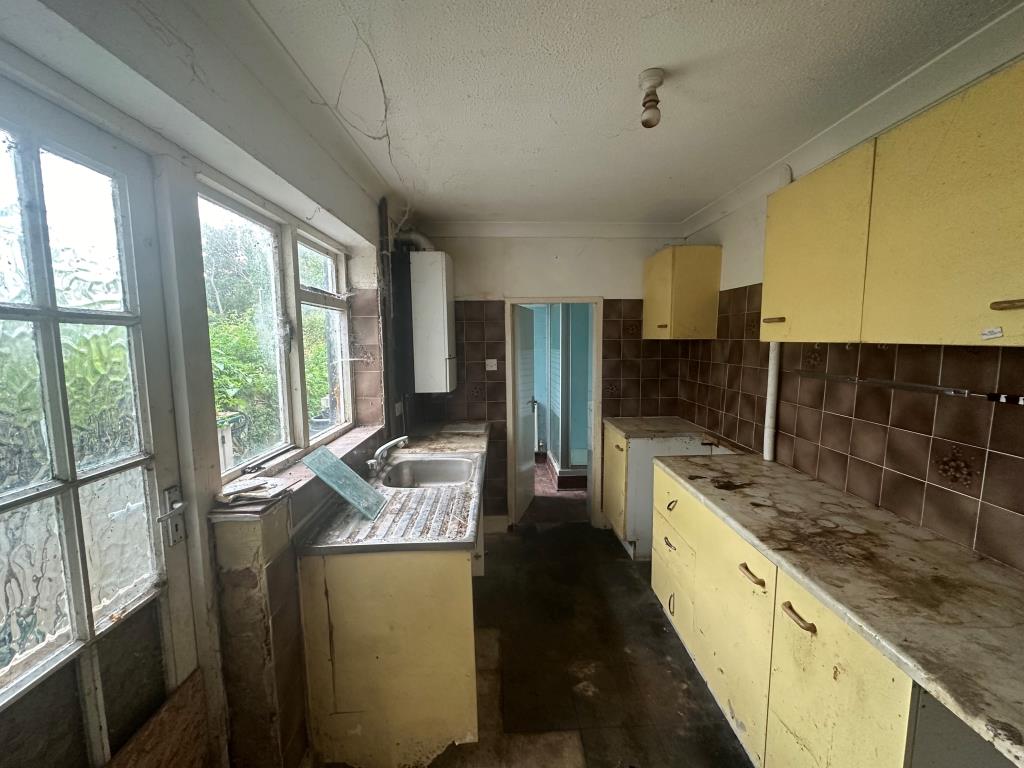 Lot: 125 - TERRACE HOUSE FOR IMPROVEMENT - Kitchen with access to garden